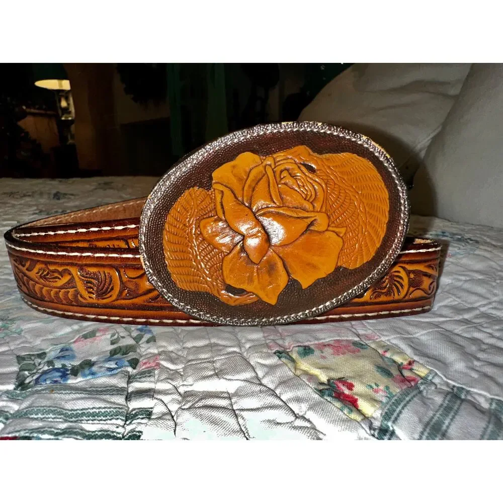 VINTAGE UNWORN TONY LAMA COMONCHERO TOOLED LEATHER WESTERN BELT & BUCKLE UNISEX